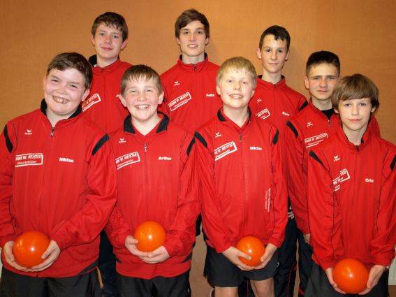 hjm-2012-m-u-14-u18-m-web15 von l. nach r.: hinten U 18: Janis Schmitt, Felix Janson, Edgar Hardt, Tim Steinmüller (es fehlt Tobias Theiß) vorne U 14: Philipp Wagner, Arthur Hanemann, Niklas Theiß, Eric Hardt (es fehlt Sebastian Schäfer)
