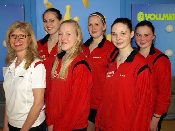 hjm-2012-m-u-18-w-hp Die stolze KSV-Jugendwartin Bettina Janson mit ihren Mädels: Janina Lison, Selina Petschel, Johanna Theiß, Lisa Dillmann, Laura Möller