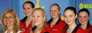 hjm-2012-m-u-18-w-med-2 Die stolze KSV-Jugendwartin Bettina Janson mit ihren Mädels: Janina Lison, Selina Petschel, Johanna Theiß, Lisa Dillmann, Laura Möller