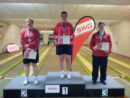 bm_2012_ed_anke_web15 Anke Eley (rechts) gewinnt Bronze im Damen-Einzel hinter Ramona Wilczek und Cornelia Gebauer (rechts).