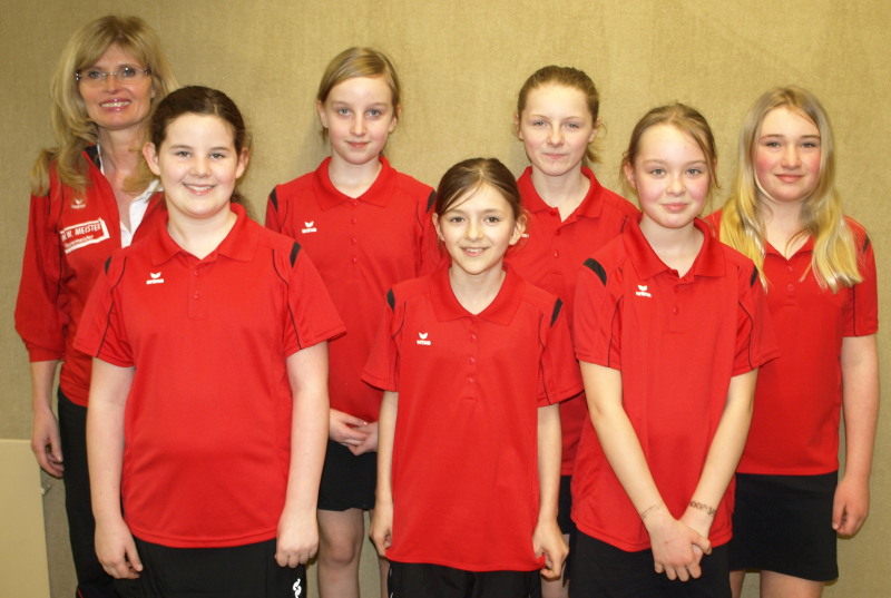 Jugendwartin Bettina Janson mit der neu aufgebauten weiblichen U14-Mannschaft: Marie Lehnhausen, Pauline Wellstein, Sophie Debus, Priscilla Wodarz, Marie Volk, Celine Fleischhauer