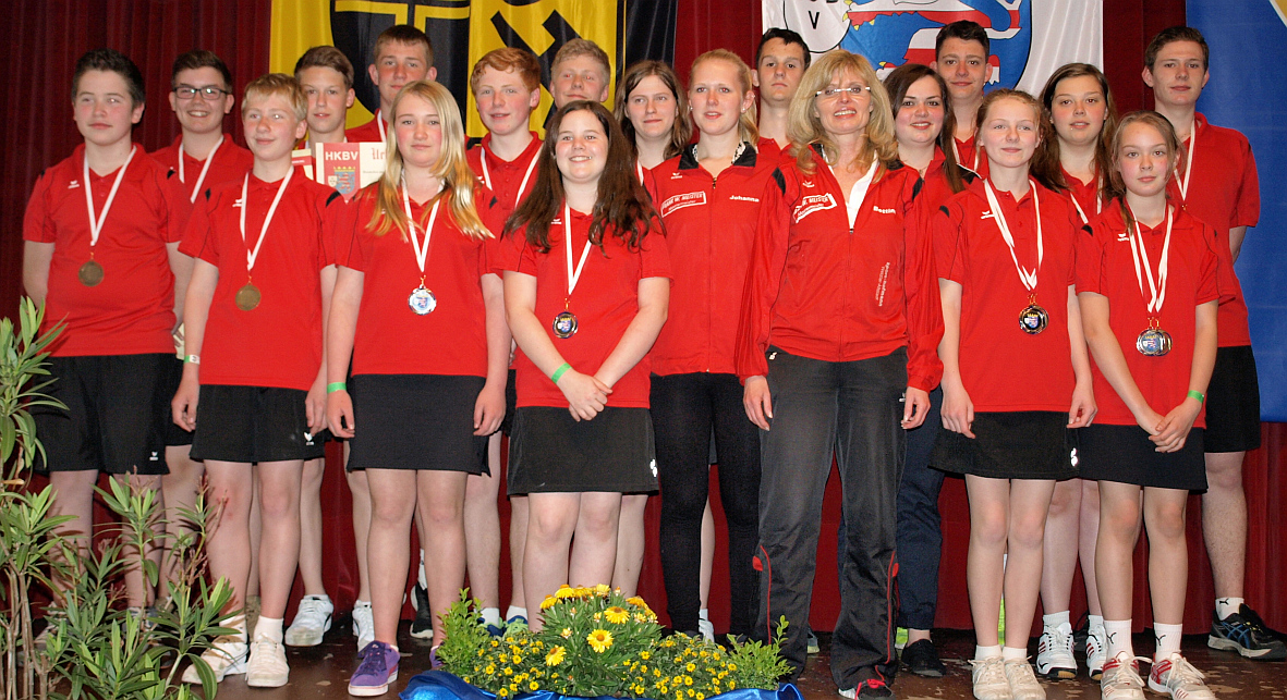 Wieder stark vertreten: Der Nachwuchs des KSV Wetzlar mit seinen Gastspielerinnen und –spielern bei den Hessenmeisterschaften: Marvin Lückhof, Philipp Wagner, Niklas Schmitt, Eric Hardt, Arthur Hanemann, Celine Fleischhauer, Kevin Wodarz, Niklas Theiß, Marie Lehnhausen, Kristin Wiegand, Johanna Theiß, Edgar Hardt, Bettina Janson (Jugendwartin), Laura Möller, Timo Mandelik, Priscilla Wodarz, Nina Petschel, Marie Volk, Janis Schmitt. Es fehlen Sebastian Schäfer, Pauline Wellstein und Joris Staudt.