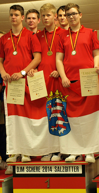 Zum dritten Mal in Folge Deutscher Meistertitel für die männlich U18 des KSV Wetzlar: v.l. Timo Mandelik, Janis Schmitt, Niklas Theiß, Edgar Hardt, Philipp Wagner, verdeckt: Jochen Janson (1. Vors.)