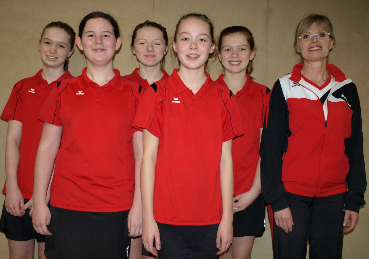 Ersatzspielerin Jasmin Bartsch, Marie Lehnhausen, Priscilla Wodarz, Marie Volk und Annika Endres freuen sich mit Jugendwartin Bettina Janson über die Silbermedaille