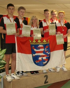 Silber für die U18-Jungs: Justin Ehling, Niklas Theiß, Jugendwartin Bettina Janson, Eric Hardt, Philipp Wagner, Kevin Wodarz 