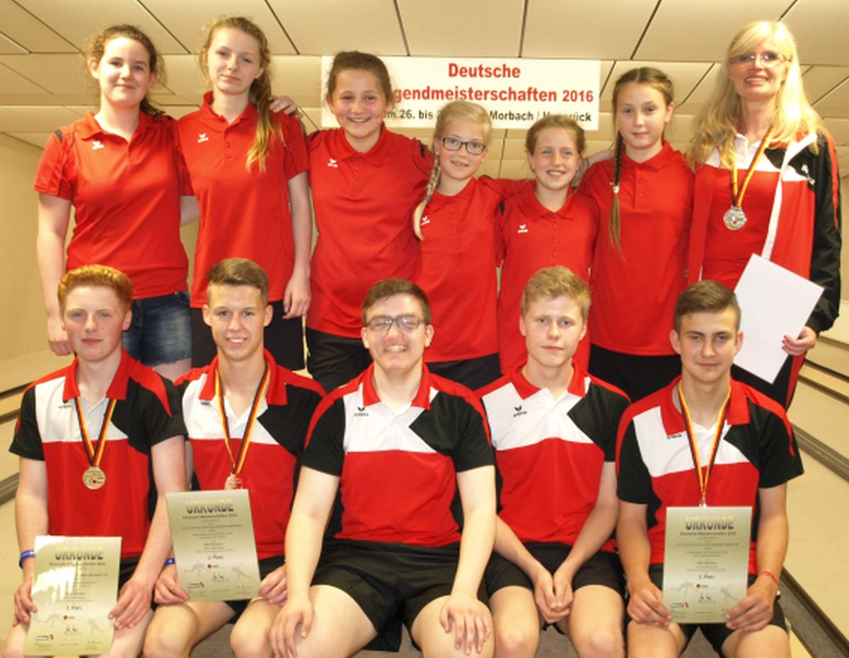 Großes Aufgebot des KSV Wetzlar bei der "Deutschen": Marie Lehnhausen, Priscilla Wodarz, Stella Horvath, Jona Sophie Peter, Lea Steinmüller, Evelyn Weigandt, Jugendwartin Bettina Janson (hinten v.l.); Kevin Wodarz, Eric Hardt, Philipp Wagner, Niklas Theiß, Justin Ehling, es fehlt: Philipp Klees