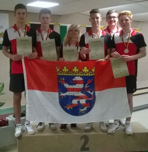 Justin Ehling, Niklas Theiß, Eric Hardt, Philipp Wagner und Kevin Wodarz freuen sich mit Jugendwartin Bettina Janson über die Silbermedaille