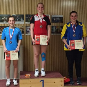 Johanna vor Christina Vogel (li.) und Laura Möller (re.)