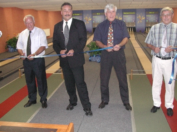 Kleber, Janson, Breidsprecher und Wohlert vor dem Durchschneiden des Bandes ...