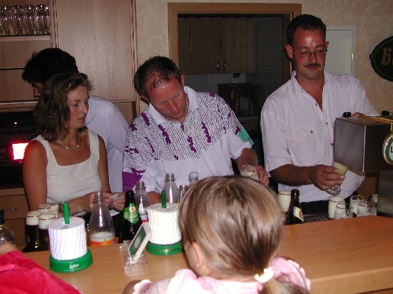 Die fleißigen Helfer: An der Theke, ...